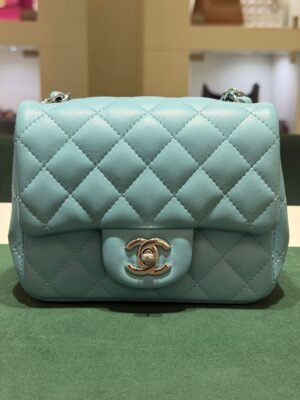 WhatsApp Image 2026-07-01 at 17.19.02 Chanel Classic Flap Mini 17 – Lambskin Bleu Clair carta da zucchero – Hardware Argento