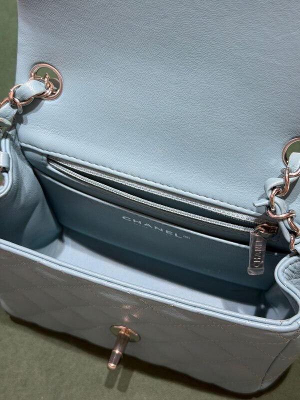 Chanel Classic Flap Mini 17 – Lambskin Bleu Clair carta da zucchero – Hardware Argento