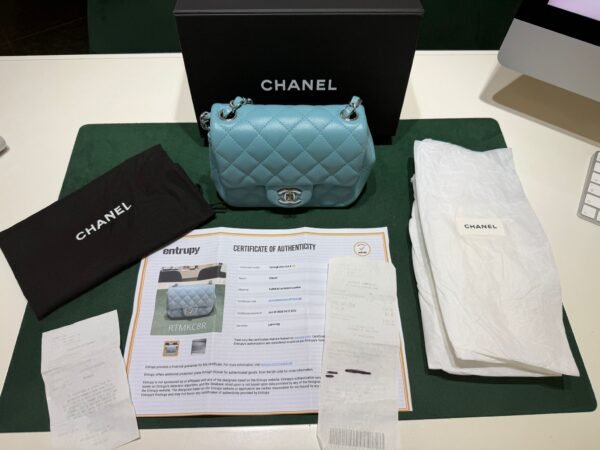 Chanel Classic Flap Mini 17 – Lambskin Bleu Clair carta da zucchero – Hardware Argento