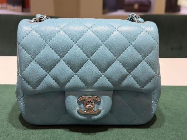 Chanel Classic Flap Mini 17 – Lambskin Bleu Clair carta da zucchero – Hardware Argento