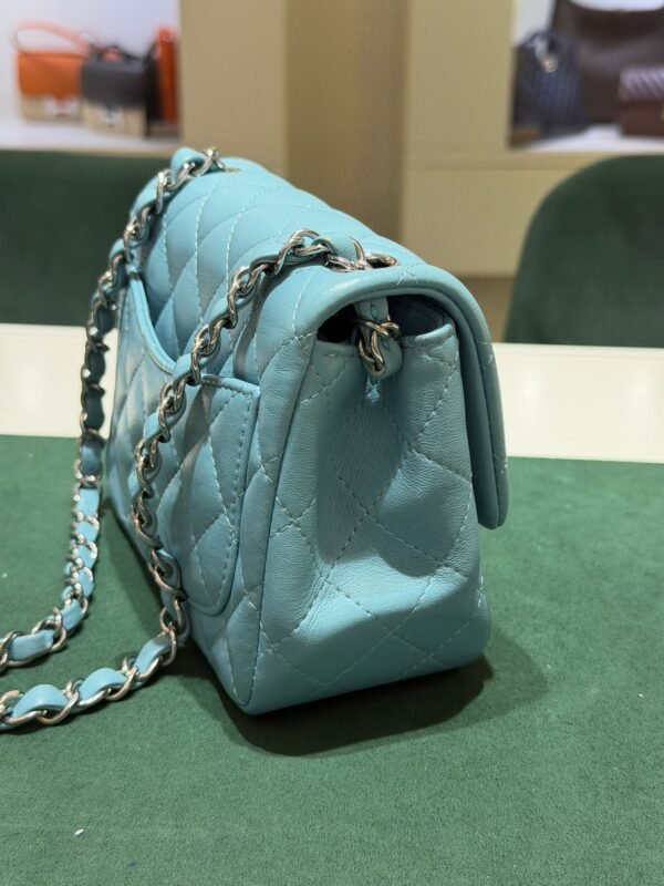 Chanel Classic Flap Mini 17 – Lambskin Bleu Clair carta da zucchero – Hardware Argento