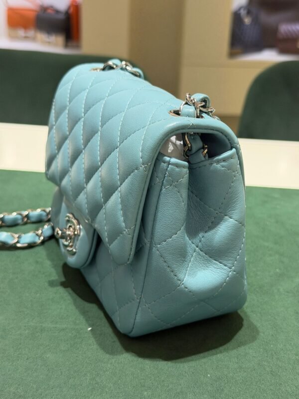 Chanel Classic Flap Mini 17 – Lambskin Bleu Clair carta da zucchero – Hardware Argento