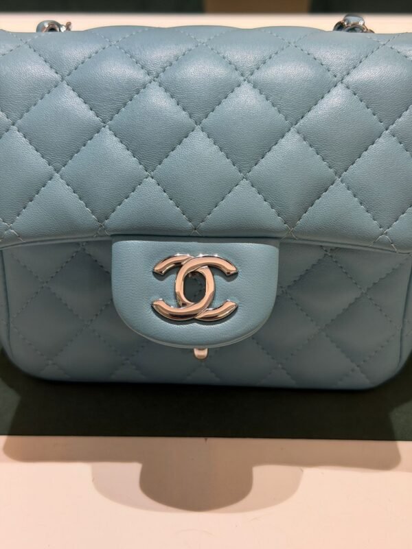 Chanel Classic Flap Mini 17 – Lambskin Bleu Clair carta da zucchero – Hardware Argento