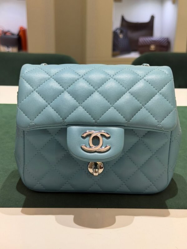 Chanel Classic Flap Mini 17 – Lambskin Bleu Clair carta da zucchero – Hardware Argento