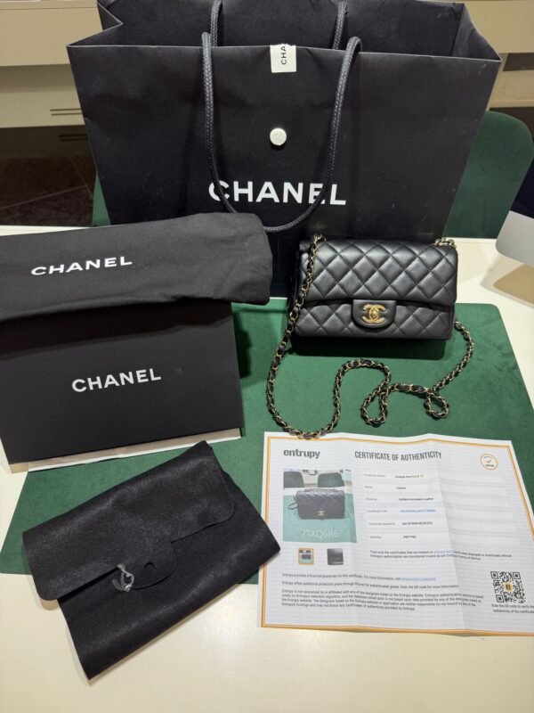 Modello: Chanel Classic Flap Mini Rectangular nera del 2024 hardware