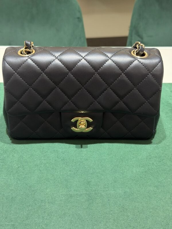 Modello: Chanel Classic Flap Mini Rectangular nera del 2024 hardware