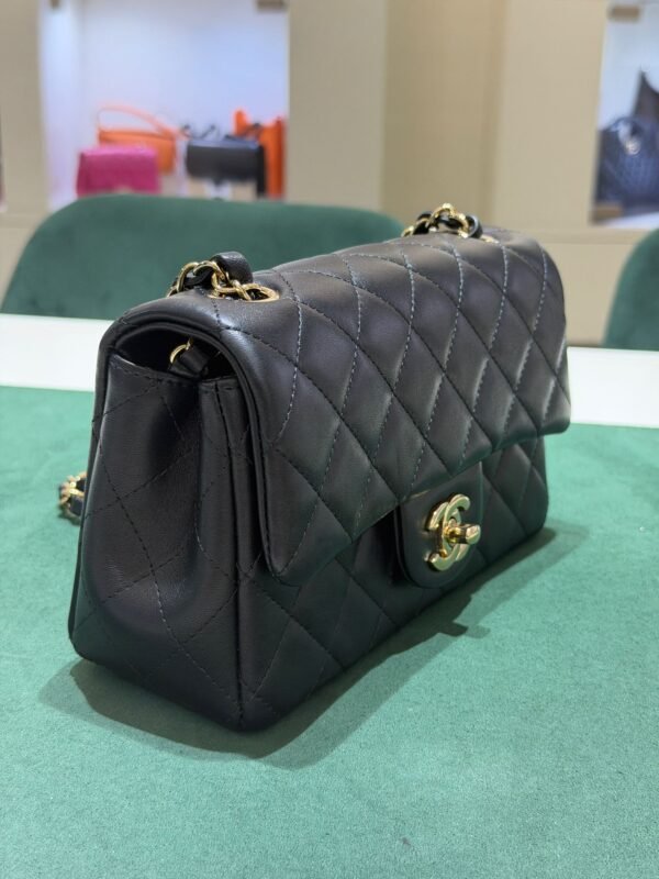 Modello: Chanel Classic Flap Mini Rectangular nera del 2024 hardware