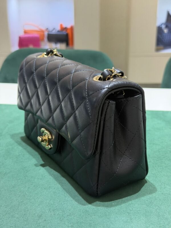 Modello: Chanel Classic Flap Mini Rectangular nera del 2024 hardware