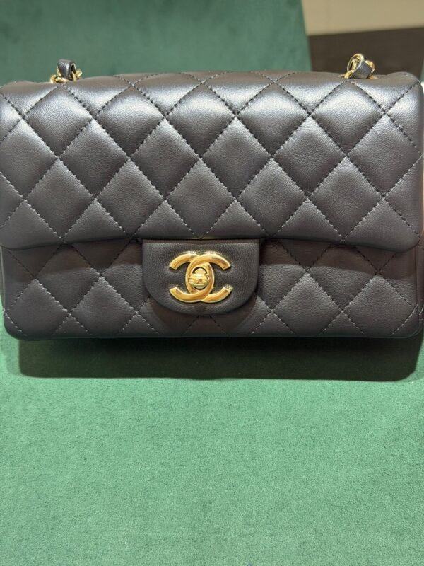Modello: Chanel Classic Flap Mini Rectangular nera del 2024 hardware