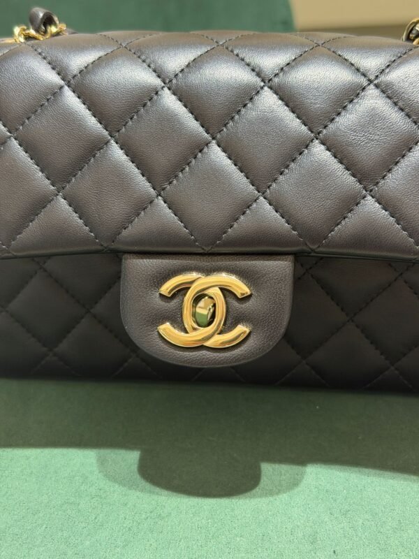 Modello: Chanel Classic Flap Mini Rectangular nera del 2024 hardware