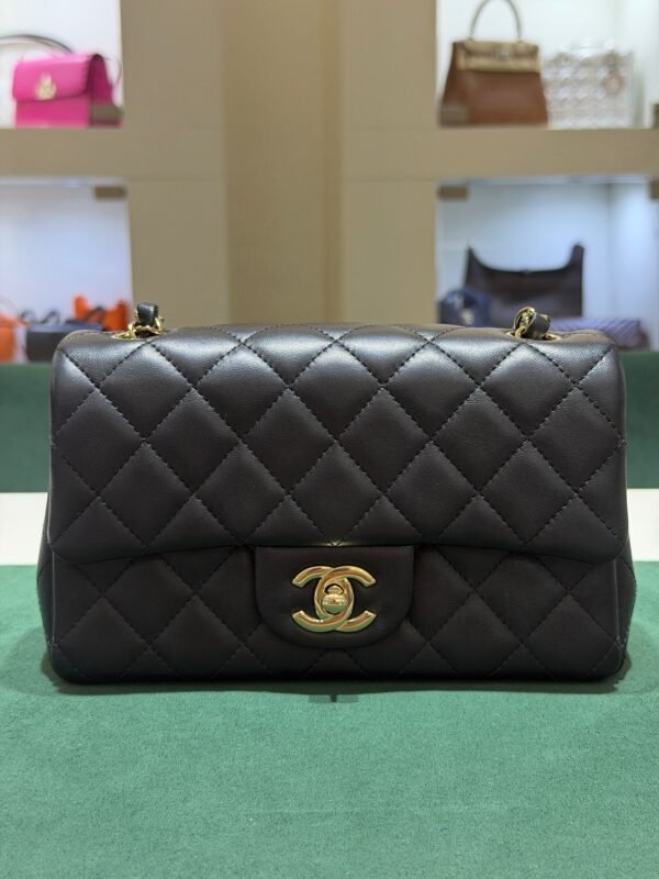 Modello: Chanel Classic Flap Mini Rectangular nera del 2024 hardware