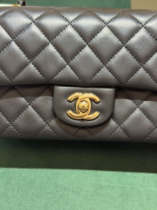 Modello: Chanel Classic Flap Mini Rectangular nera del 2024 hardware