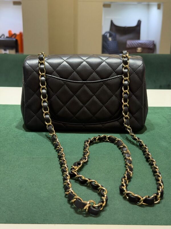 Modello: Chanel Classic Flap Mini Rectangular nera del 2024 hardware