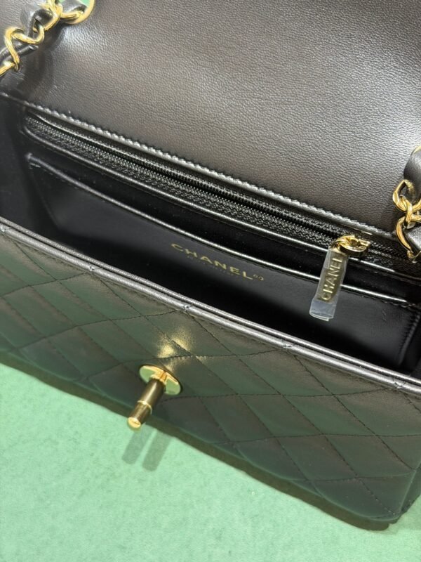 Modello: Chanel Classic Flap Mini Rectangular nera del 2024 hardware