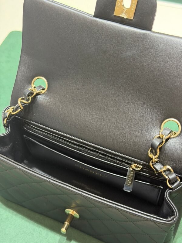 Modello: Chanel Classic Flap Mini Rectangular nera del 2024 hardware