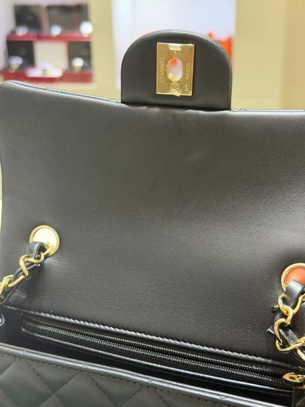 Modello: Chanel Classic Flap Mini Rectangular nera del 2024 hardware