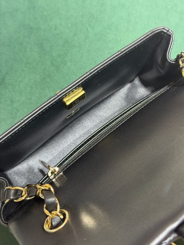 Modello: Chanel Classic Flap Mini Rectangular nera del 2024 hardware