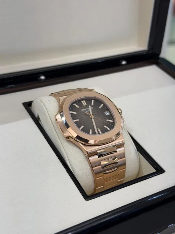 Patek Philippe Nautilus rose gold del 2021 chocolate bown full set excellent condition con documenti