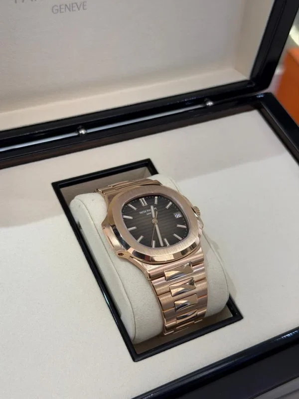 Patek Philippe Nautilus rose gold del 2021 chocolate bown full set excellent condition con documenti