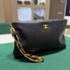 Chanel O-Shape Clutch Nera in Pelle con Hardware Dorato del 2025