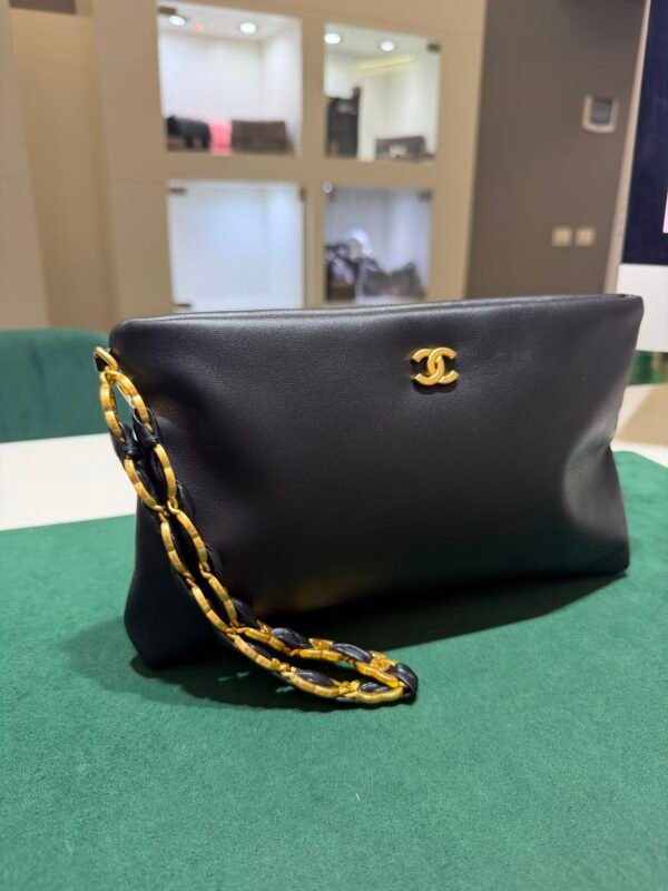 Chanel O-Shape Clutch Nera in Pelle con Hardware Dorato del 2025