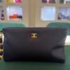 Chanel O-Shape Clutch Nera in Pelle con Hardware Dorato del 2025