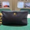 Chanel O-Shape Clutch Nera in Pelle con Hardware Dorato del 2025