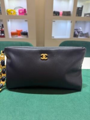WhatsApp Image 2026-08-13 at 12.11.11 (2) Chanel O-Shape Clutch Nera in Pelle con Hardware Dorato del 2025