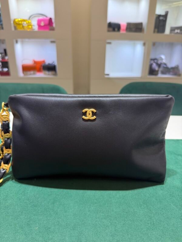 Chanel O-Shape Clutch Nera in Pelle con Hardware Dorato del 2025