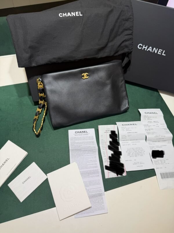 Chanel O-Shape Clutch Nera in Pelle con Hardware Dorato del 2025