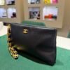 Chanel O-Shape Clutch Nera in Pelle con Hardware Dorato del 2025