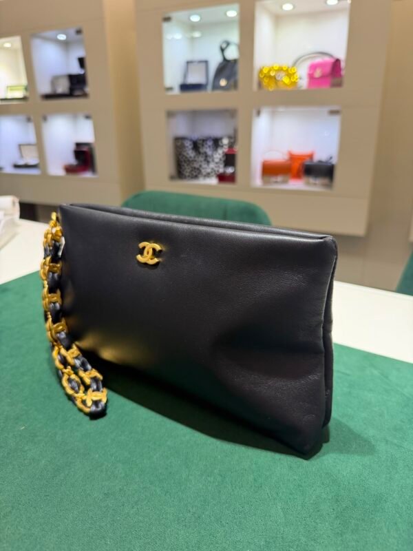 Chanel O-Shape Clutch Nera in Pelle con Hardware Dorato del 2025
