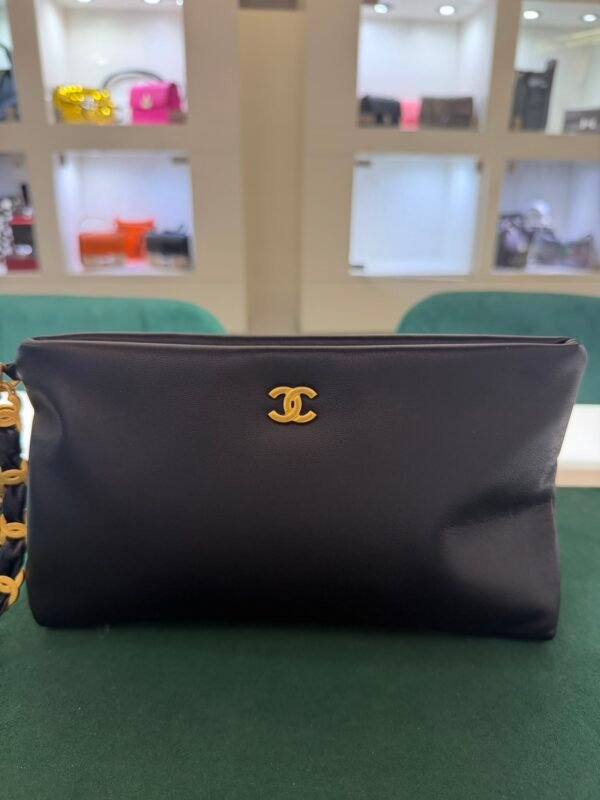 Chanel O-Shape Clutch Nera in Pelle con Hardware Dorato del 2025