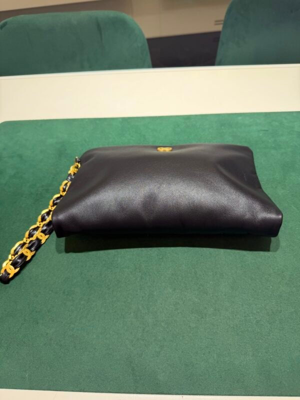 Chanel O-Shape Clutch Nera in Pelle con Hardware Dorato del 2025