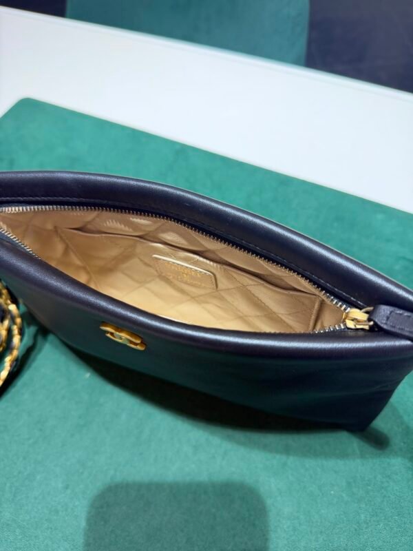 Chanel O-Shape Clutch Nera in Pelle con Hardware Dorato del 2025