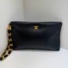 Chanel O-Shape Clutch Nera in Pelle con Hardware Dorato del 2025