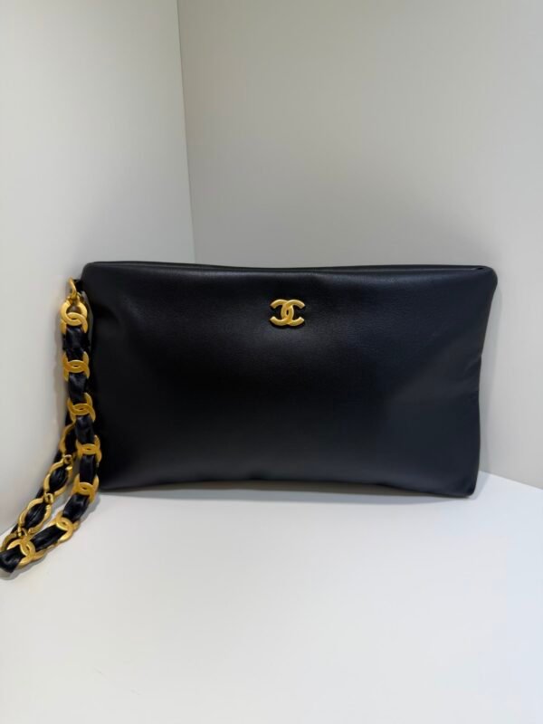 Chanel O-Shape Clutch Nera in Pelle con Hardware Dorato del 2025