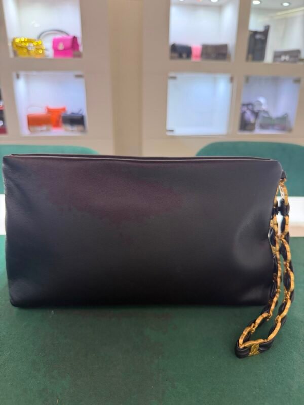 Chanel O-Shape Clutch Nera in Pelle con Hardware Dorato del 2025
