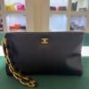 Chanel O-Shape Clutch Nera in Pelle con Hardware Dorato del 2025