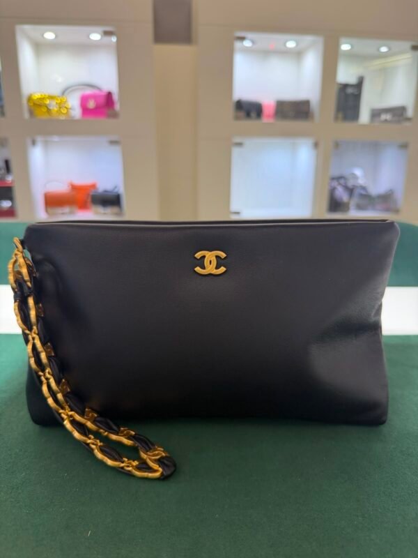 Chanel O-Shape Clutch Nera in Pelle con Hardware Dorato del 2025