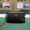 Chanel O-Shape Clutch Nera in Pelle con Hardware Dorato del 2025