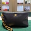 Chanel O-Shape Clutch Nera in Pelle con Hardware Dorato del 2025