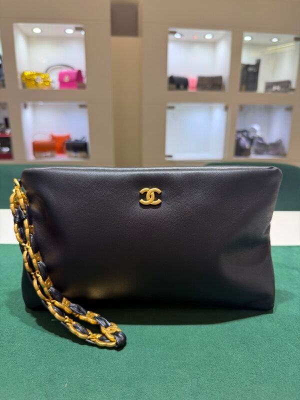Chanel O-Shape Clutch Nera in Pelle con Hardware Dorato del 2025