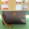 Chanel O-Shape Clutch Nera in Pelle con Hardware Dorato del 2025