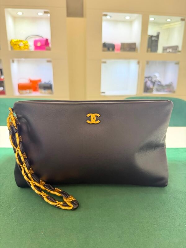 Chanel O-Shape Clutch Nera in Pelle con Hardware Dorato del 2025