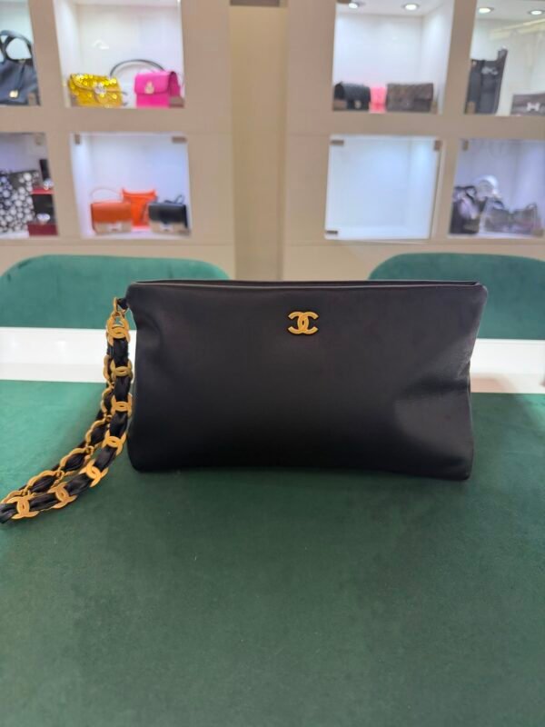 Chanel O-Shape Clutch Nera in Pelle con Hardware Dorato del 2025