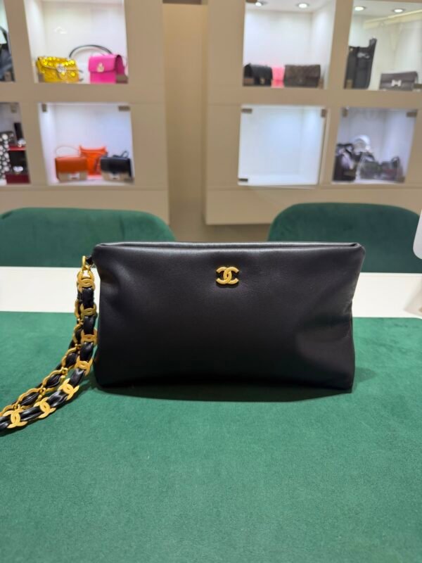Chanel O-Shape Clutch Nera in Pelle con Hardware Dorato del 2025