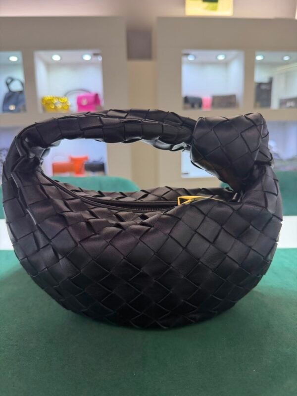 Bottega Veneta Jodie Nera in Pelle Intrecciata con Hardware Dorato
