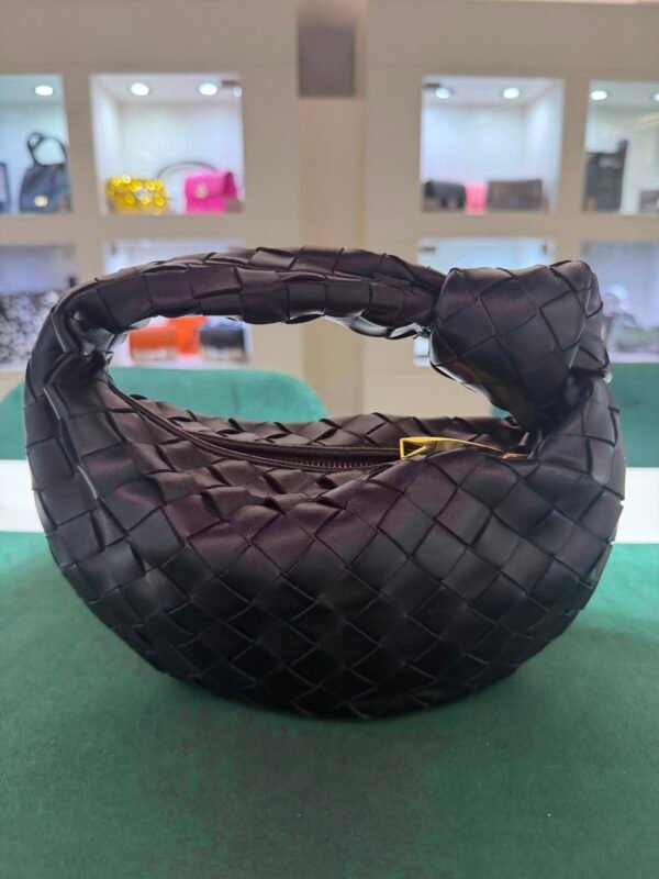 Bottega Veneta Jodie Nera in Pelle Intrecciata con Hardware Dorato