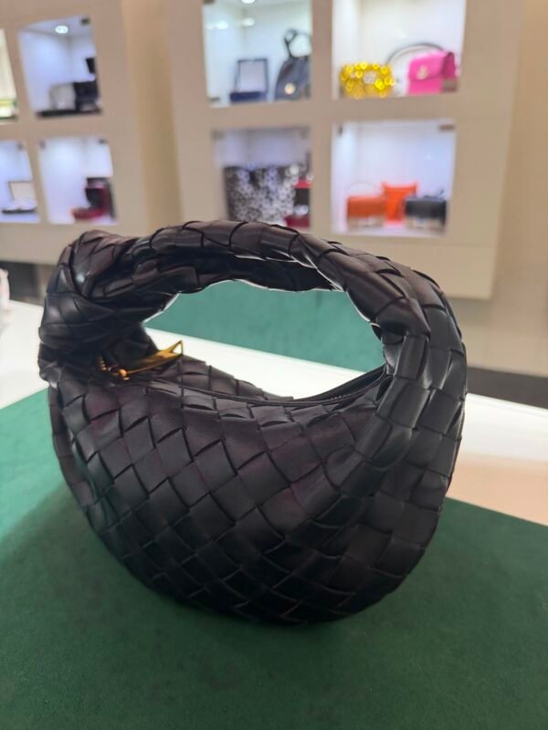 Bottega Veneta Jodie Nera in Pelle Intrecciata con Hardware Dorato